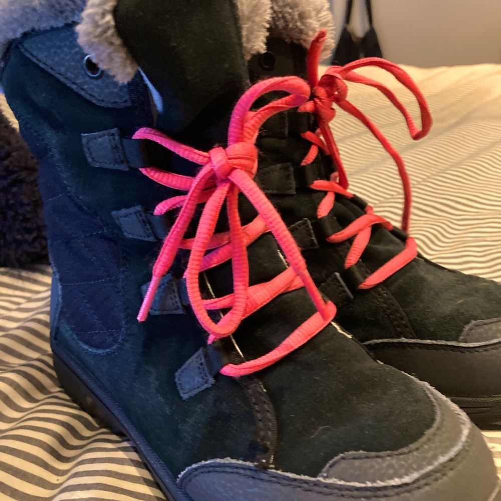 Youth sz 4 Columbia waterproof snow boots